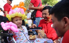 Bệnh nhi vui chợ xuân, mừng năm mới