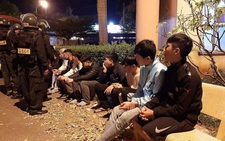 Vì nợ nần, hàng trăm thanh thiếu niên dàn trận dao kiếm như phim kiếm hiệp