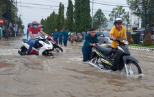 Công an, dân phòng Cần Thơ ra đường đẩy xe giúp dân 'vượt' triều cường