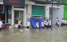 Bì bõm lội nước đi làm, đi học giữa triều cường ở Cần Thơ