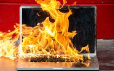 Không nên xài laptop khi đang sạc pin