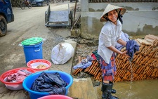 Lũ rút xuống, người đứng lên