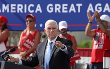 Phó tổng thống Mỹ Mike Pence vẫn vận động tranh cử dù tiếp xúc với trợ lý ‘dính’ COVID-19