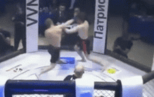 Xem võ sĩ MMA bị đánh knock-out ngất xỉu mà đứng 'xụi lơ'