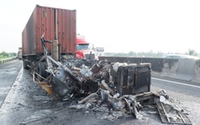 Va quẹt nhẹ, đầu kéo container cháy thành tro trên cao tốc TP.HCM - Trung Lương