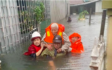 Mưa lớn dồn dập, nhà dân Nghệ An ngập tới nóc, huy động xe cứu hỏa cứu người