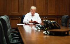 Con gái ông Trump đăng hình cha bệnh nhưng vẫn làm việc, dân mạng cầu nguyện