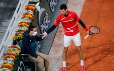 Djokovic lại vô ý đánh bóng trúng mặt trọng tài