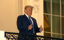 Ông Trump làm việc tại phòng tạm thời ở Nhà Trắng