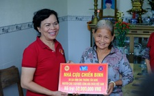 Phu nhân nguyên chủ tịch nước Trương Tấn Sang trao quà cho người nghèo Quảng Ngãi
