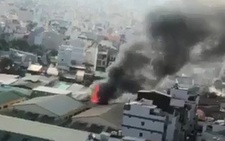 Cháy cơ sở lắp ráp loa trong khu dân cư, khói đen mịt mù