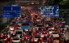 Hà Nội mưa lớn, nhiều nơi tắc đường cả tiếng