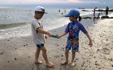 Đi loanh quanh cùng con