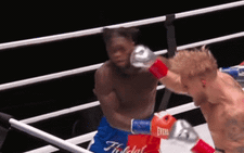 'Cao thủ' triệu view hạ knock-out cựu ngôi sao bóng rổ trên sàn đấu quyền Anh