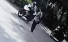 Clip người bán vé số dạo bị đánh giữa đường vì 'mời khách mua 2 lần'?