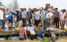 Dân làng chung tay sửa lại đập vỡ, thông đường vào khu vực bị cô lập