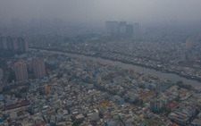Ô nhiễm không khí, bầu trời TP.HCM mù mờ cả ngày