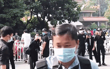 Hoài Linh, Việt Hương mang khăn tang trong suốt tang lễ Chí Tài