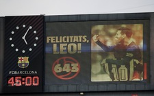 Messi sút hỏng phạt đền và đánh đầu ghi bàn san bằng kỷ lục 643 bàn của Pele