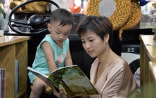 Khoảnh khắc đẹp: Mẹ đọc sách cùng con
