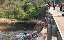 Xe bán tải lao xuống suối sau khi tông chết nữ giáo viên