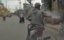 Nhóm cướp giật xịt hơi cay tấn công người đi đường để tẩu thoát