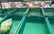 Nhiều khay hàng thiết yếu tại các siêu thị ở TP.HCM bị vét sạch