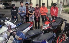 Dùng xe đầu kéo chắn ngang đường để bắt nhóm đua xe trái phép