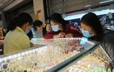 Giảm mạnh, giá vàng trong nước vẫn cao hơn giá vàng thế giới