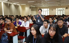 Sinh viên trường y đi học lại