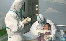 Gia đình nhiễm virus corona, các y tá thay nhau làm 'mẹ' em bé