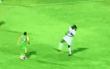 Video: Cựu 'sát thủ' Arsenal Adebayor nhận thẻ đỏ với 'cú đá karatedo' vào đầu đối thủ