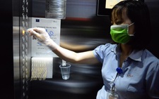 Cư dân chung cư chủ động theo dõi sức khoẻ, đo nhiệt độ hàng ngày