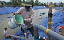 Phát phiếu chia nước ngọt cho bà con nhà vườn cứu sầu riêng