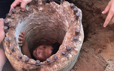 Nghẹt thở giải cứu bé 7 tuổi mắc kẹt trong lõi trụ điện cũ