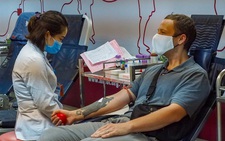 Mùa dịch, thầy giáo Mỹ Tandy vẫn đi hiến máu cho người bệnh Việt Nam