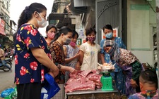 Hà Nội ngày đầu áp dụng lệnh cấm tụ tập đông người: 'Mua mau, bán nhanh'