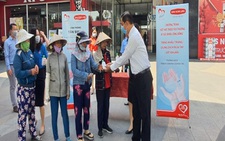 Dai-ichi Life VN tặng khẩu trang và dung dịch rửa tay sát khuẩn