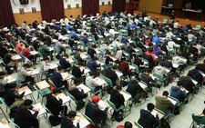 COVID-19 khiến thi cử đảo lộn, các nước xử lý sao?