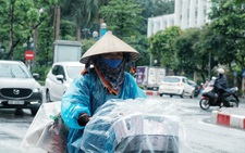 'Nay được ra đường, tôi lại đi nhặt rác, mưa cũng phải cố'
