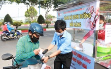 Bạn trẻ phát bánh mì miễn phí mỗi sáng để giúp người nghèo 'mỗi người một ổ, gian khổ vượt qua'