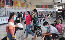 Bến xe tại TP.HCM nhộn nhịp trở lại, khách chen nhau mua vé dịp lễ 30-4