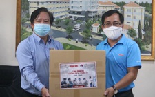 Trao nhiều phần quà bạn đọc cho Bệnh viện quận 2