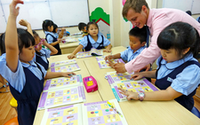 Giáo viên nước ngoài lao đao mùa dịch