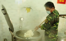 Tư lệnh Quân khu 5 tặng bằng khen cho phóng viên Tuổi Trẻ