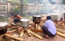 Bà con miền núi đỏ lửa nấu bánh chưng tặng khu cách ly