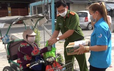 Công an xã giúp người bán vé số nghèo trong mùa dịch
