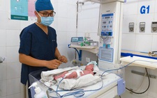 Mổ 2 lần trong 1 tuần cứu bé gái sơ sinh bị dị tật hở thành bụng