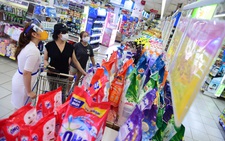 Hàng hóa mỹ phẩm 'đua nhau' giảm giá