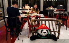 Nhà hàng Việt ở Thái Lan cho khách ngồi ăn với gấu bông